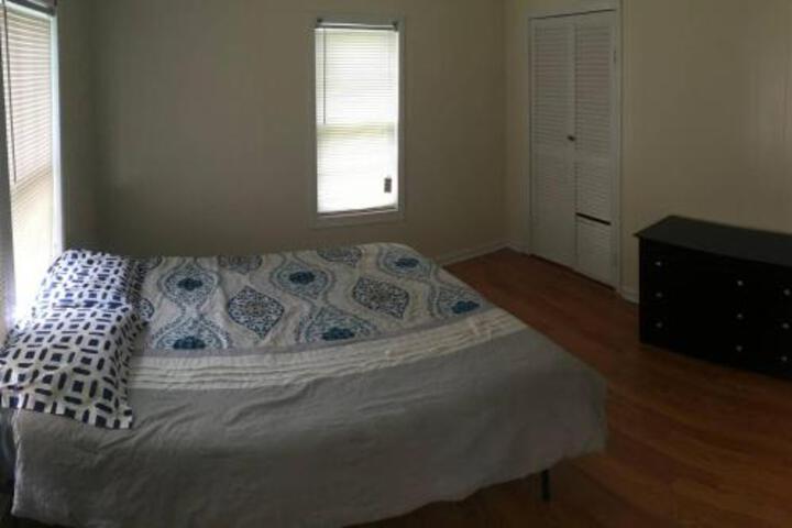 Quaint 3 Bedroom 1.5 Bath House To Yourself!!! - thumb 6