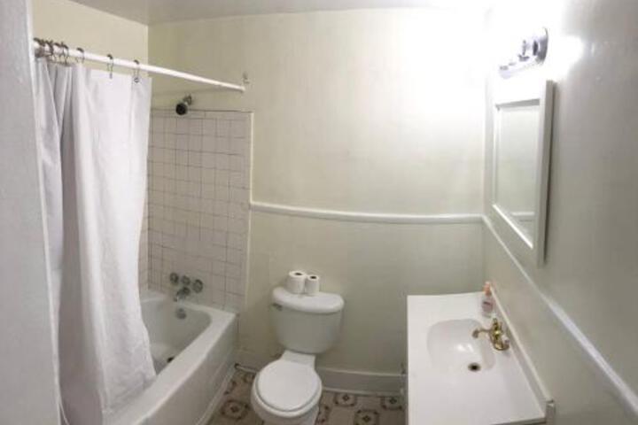 Quaint 3 Bedroom 1.5 Bath House To Yourself!!! - thumb 4