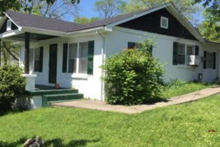 Quaint 3 Bedroom 1.5 Bath House To Yourself!!! - thumb 0