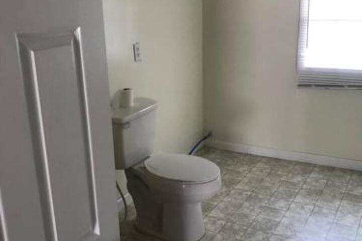 Quaint 3 Bedroom 1.5 Bath House To Yourself!!! - thumb 5