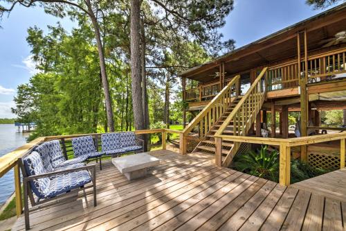 Riverfront Houston House With Deck & Private Dock!