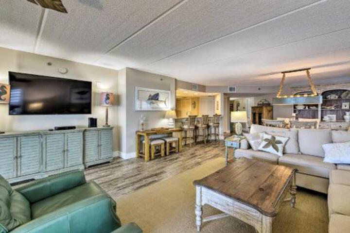 Lavish Beachfront Condo W / Balcony+Pool Access - thumb 0