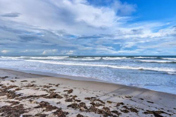 Lavish Beachfront Condo W / Balcony+Pool Access - thumb 3