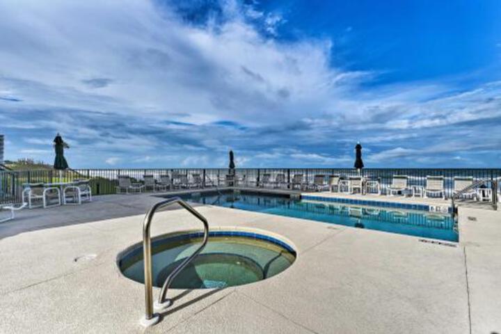 Lavish Beachfront Condo W / Balcony+Pool Access - thumb 5