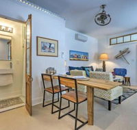 Walk to Beach from Chic Old Town Apt with Yard - Accommodation Houston