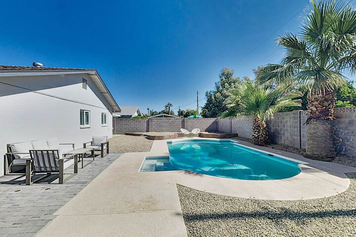 New Listing! Chic Haven W / Private Pool Game Room 4 Bedroom Home - thumb 4