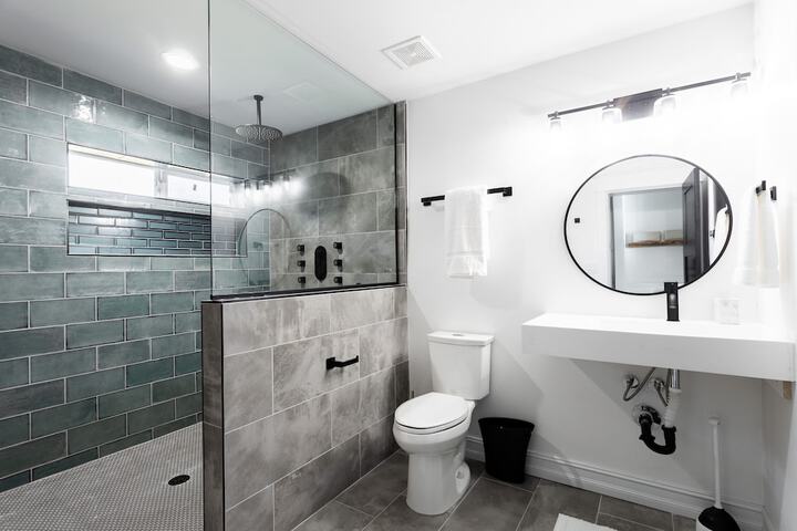 New Listing! Modern 3324 Square Foot Getaway W / Pool 5 Bedroom Home - thumb 6