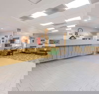 Super 8 by Wyndham Alma - Accommodation Houston