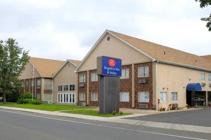 Regency Inn & Suites - thumb 3