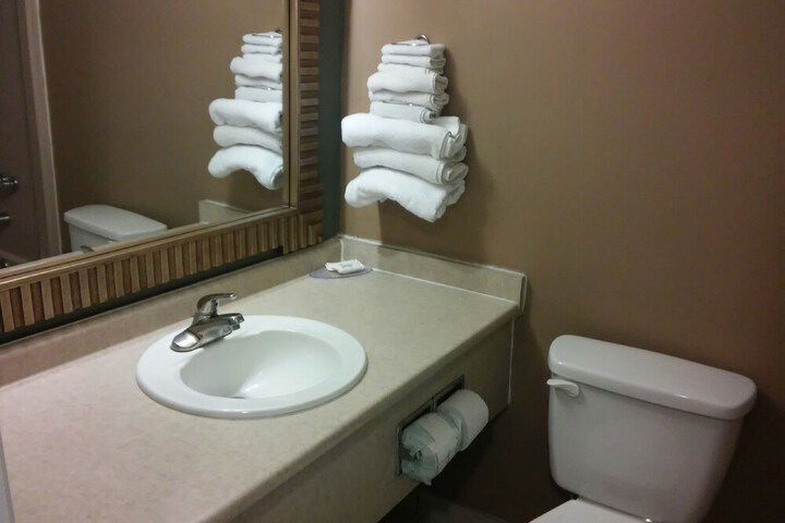 Super 6 Inn & Suites - thumb 4