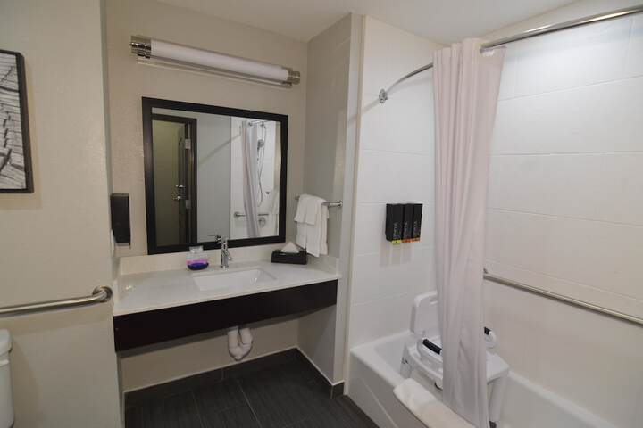 Best Western Plus Bay City Inn & Suites - thumb 5