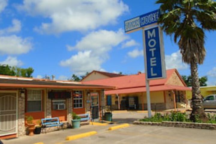 Town House Motel - thumb 0