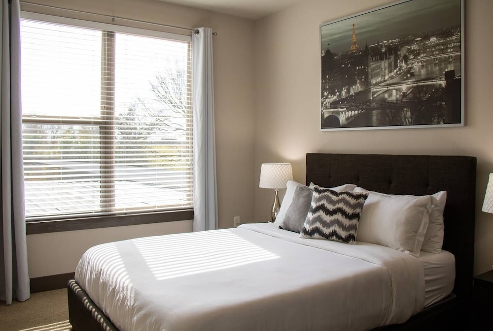 Modern & Private Condo Balcony Great Location