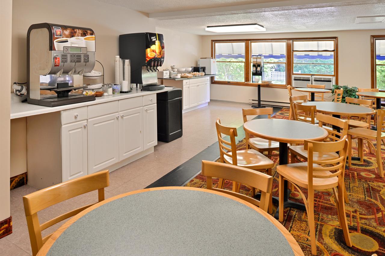 Captains Quarters Motel & Conference Center - thumb 13