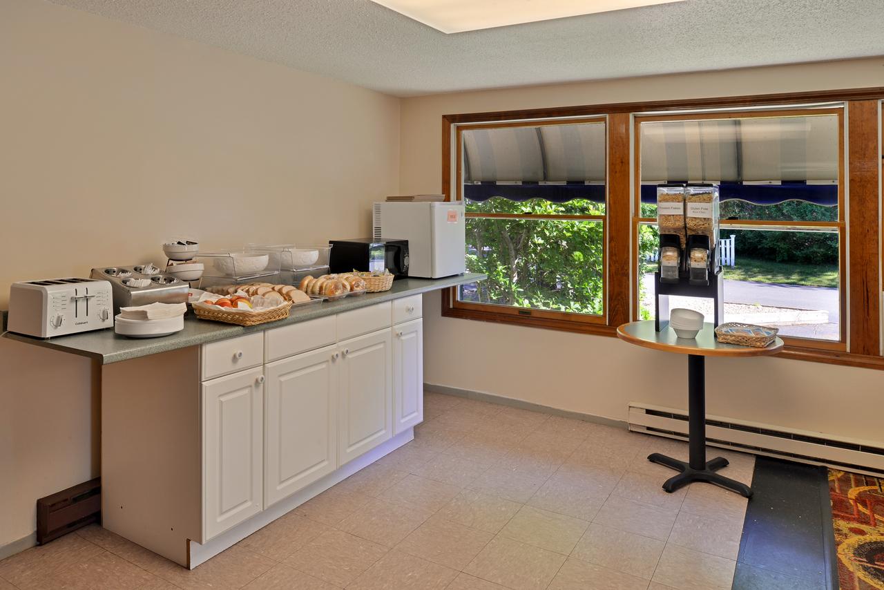 Captains Quarters Motel & Conference Center - thumb 14