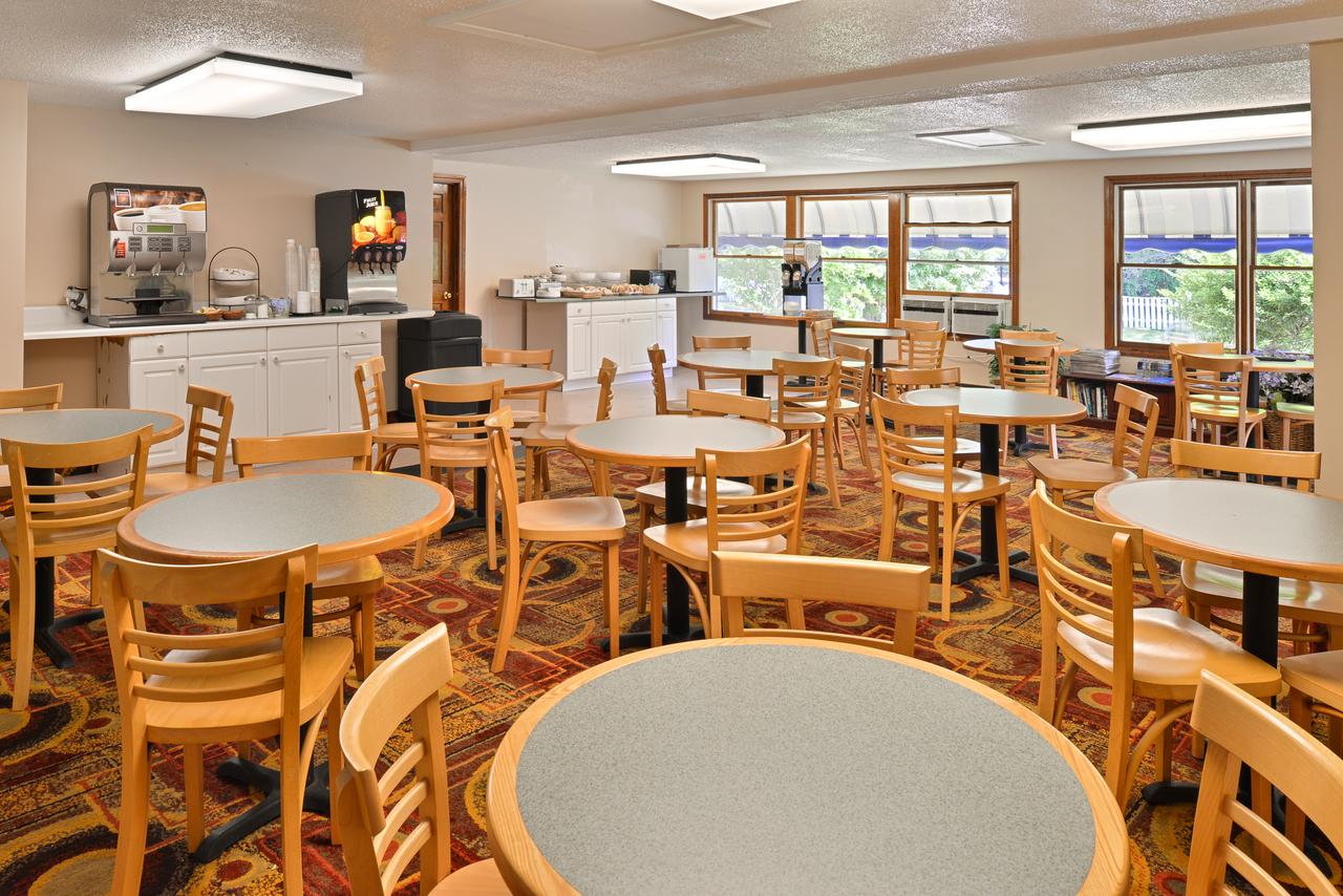 Captains Quarters Motel & Conference Center - thumb 12