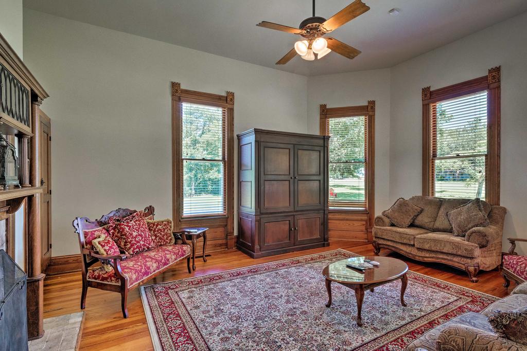 23-Acre Victorian Farmhouse 30 Min To Austin! - thumb 3
