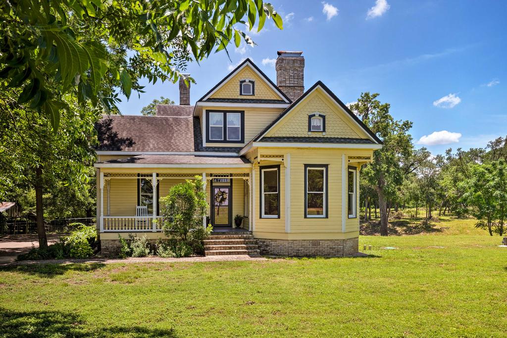 23-Acre Victorian Farmhouse 30 Min To Austin! - thumb 0