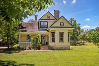 Booking Hutto Accommodation Houston