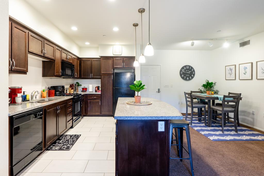 2BD 2BTH In Central Irvine, Minutes To Newport, Disney And Laguna Beach! - thumb 2