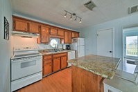 3BR Home with Large Deck - Walk to Terramar Beach Accommodation Houston