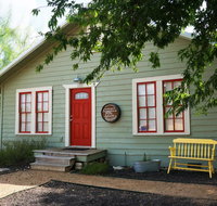 Bungalows on the Square- Unit 1 - Accommodation Houston