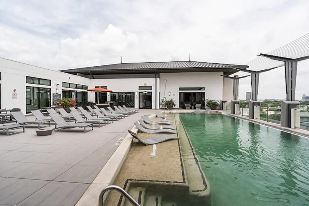 Centrally Located Getaway + Pool - thumb 3