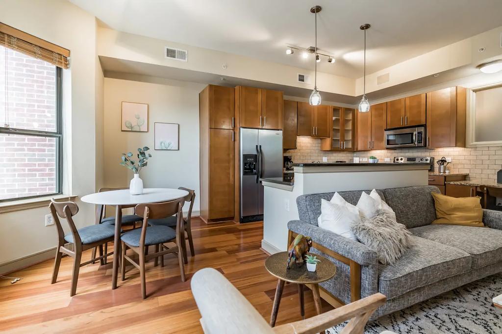 Centrally Located Getaway + Pool - thumb 1