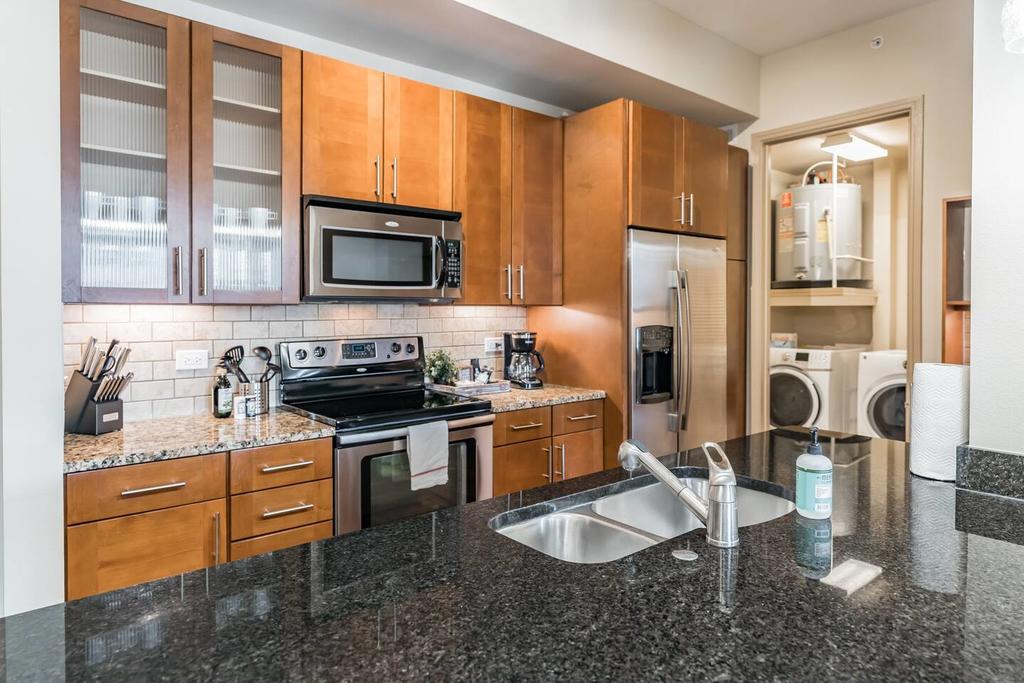 Centrally Located Suite + Pool + Gym - thumb 2