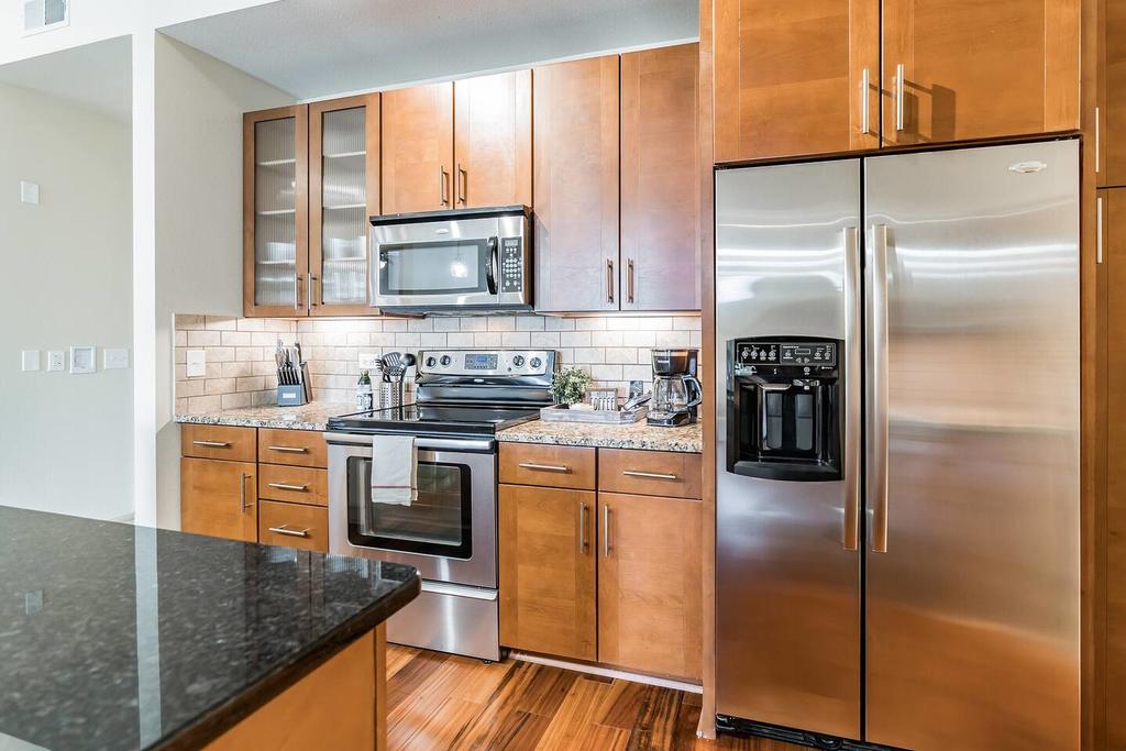 Centrally Located Suite + Pool + Gym - thumb 3