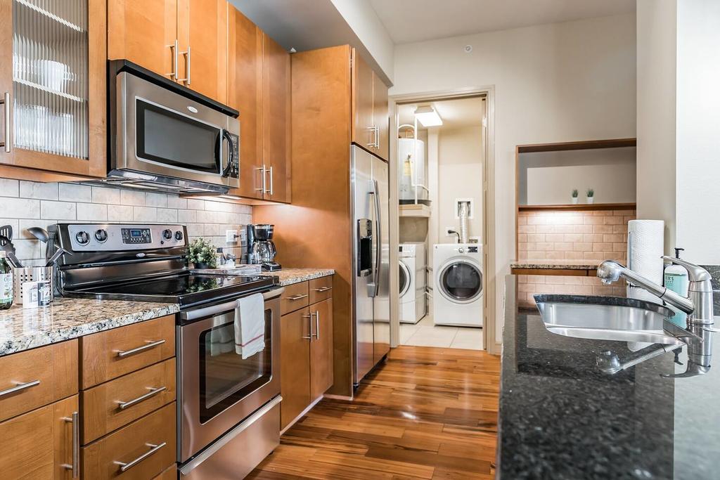 Centrally Located Suite + Pool + Gym - thumb 1