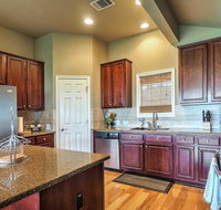 Charming Home with Views of Lake Travis Near Marina - Accommodation Houston