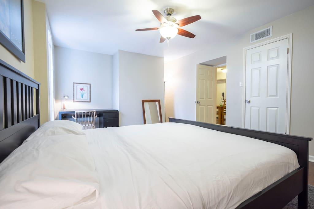 Clean, Cozy And Netflix! Free Coffee & Parking! - thumb 3