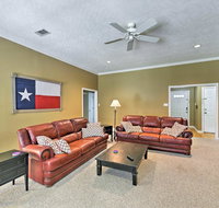 College Station Home with Yard - 5 Mins to A and M - Accommodation Houston