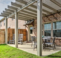 College Station Townhouse with Patio and Pool Access - Accommodation Houston