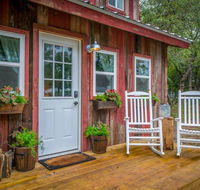 Cozy Cabin Little Red Hen 12 min to Magnolia - Accommodation Houston