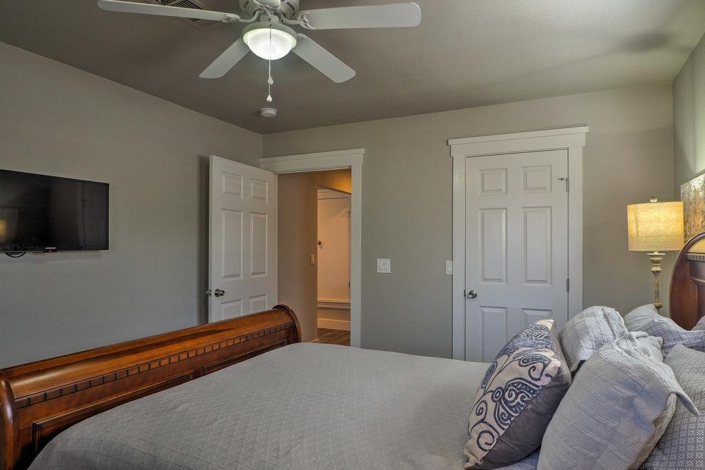 Cozy Home Blocks To Georgetown Square And SU! - thumb 0