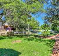 Cozy Lake LBJ Cabin on quiet canal - 4 Bed 3 Bath Vacation home in Kingsland - Accommodation Houston