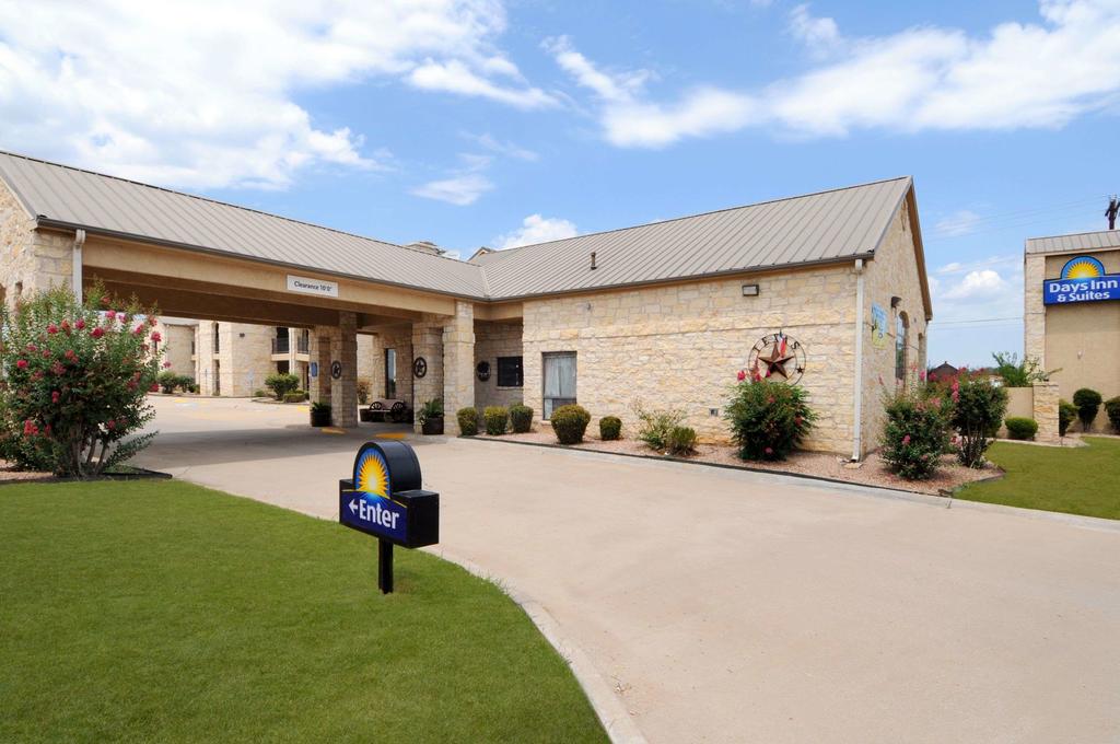 Days Inn & Suites By Wyndham Llano - thumb 0