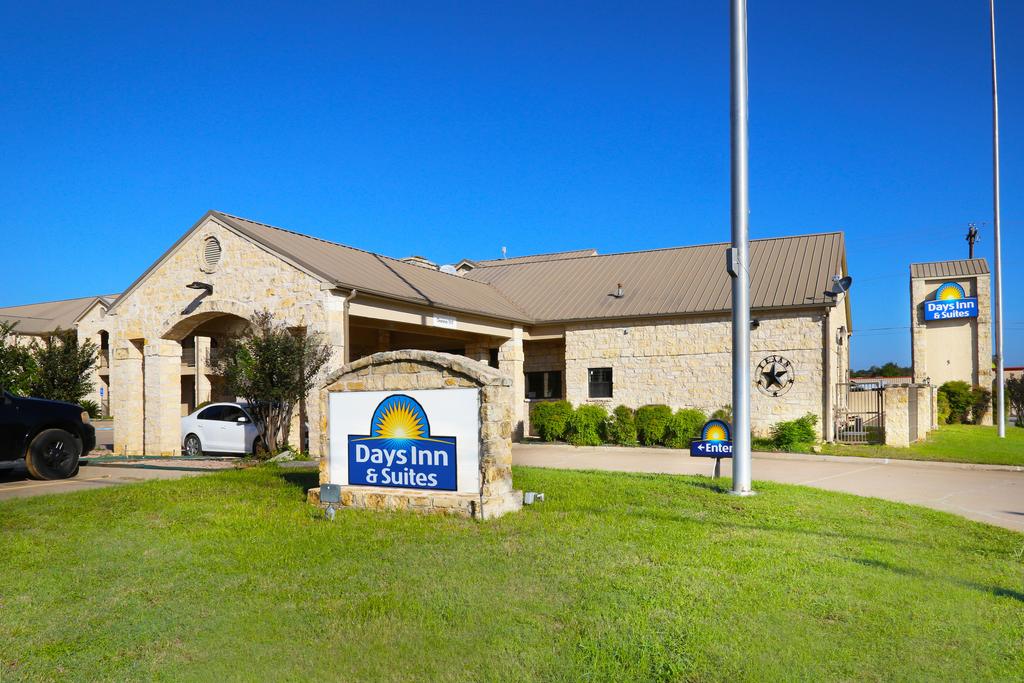 Days Inn & Suites By Wyndham Llano - thumb 1
