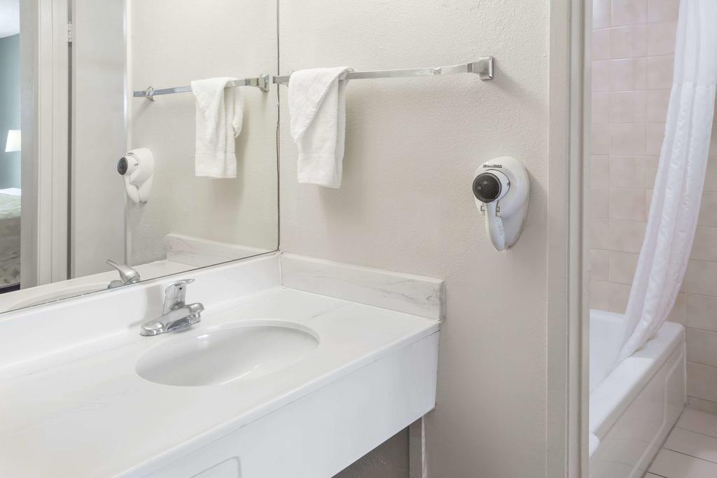 Days Inn By Wyndham In San Bernardino - thumb 3