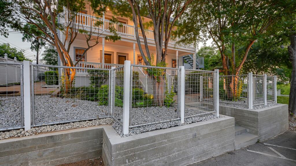 Downtown Marble Falls Boutique House - thumb 3