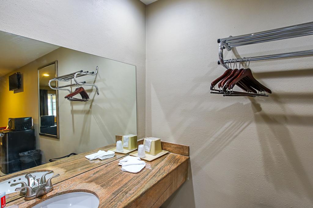 Econo Lodge San Bernardino I-215 - thumb 2