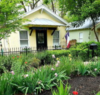 Elm Street Cottage - 2 blocks to Downtown Square - Accommodation Houston