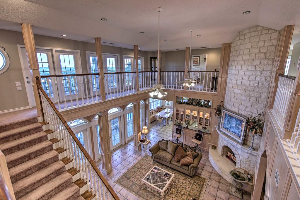 Expansive 6,000 Sq Ft Home With Pool! - thumb 0