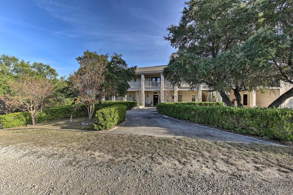 Expansive 6,000 Sq Ft Home With Pool! - thumb 2
