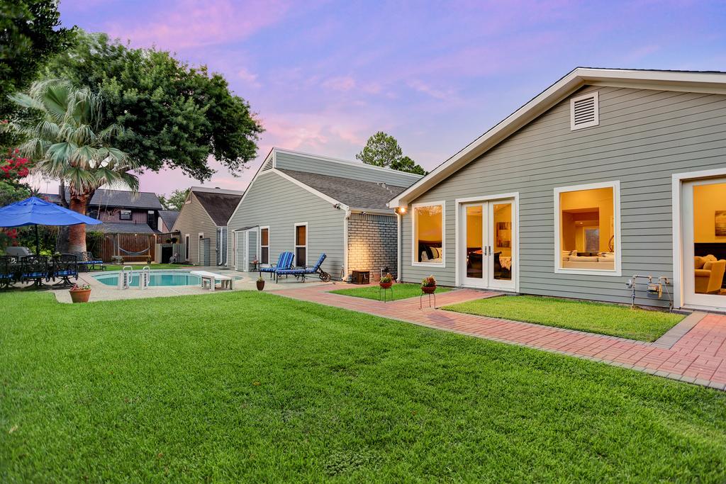 Exquisite House With Great Swimming Pool - thumb 2