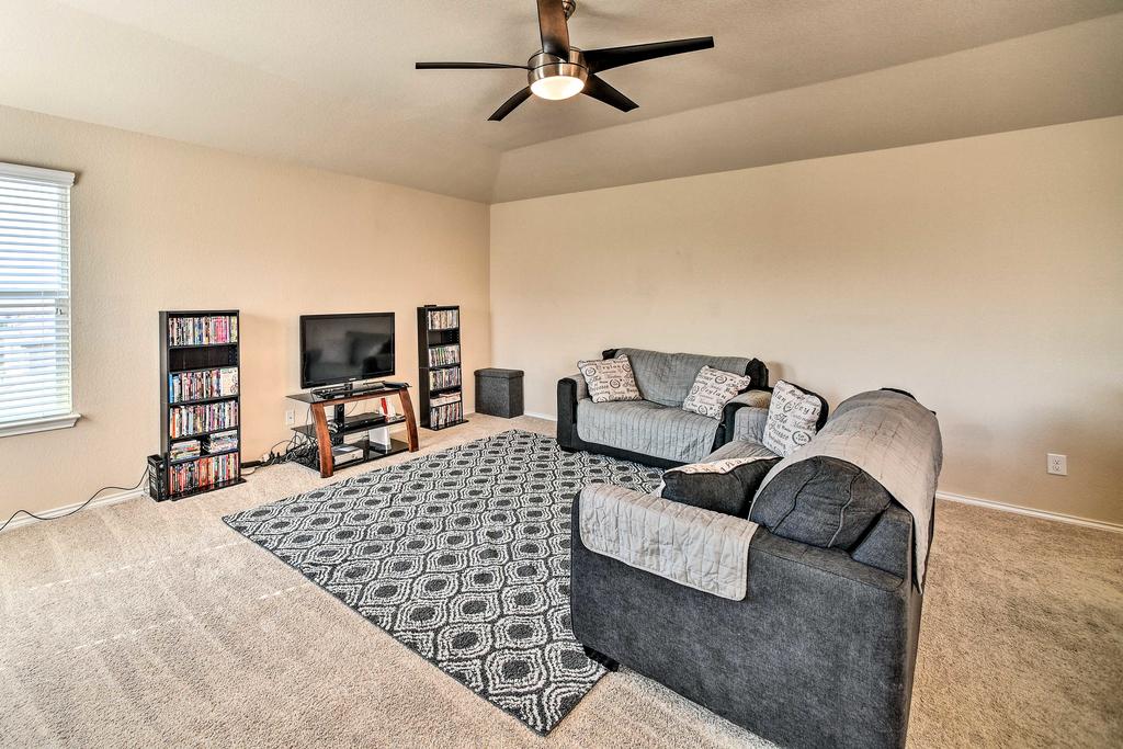 Family Home  5 Mi To Lackland Air Force Base! - thumb 2