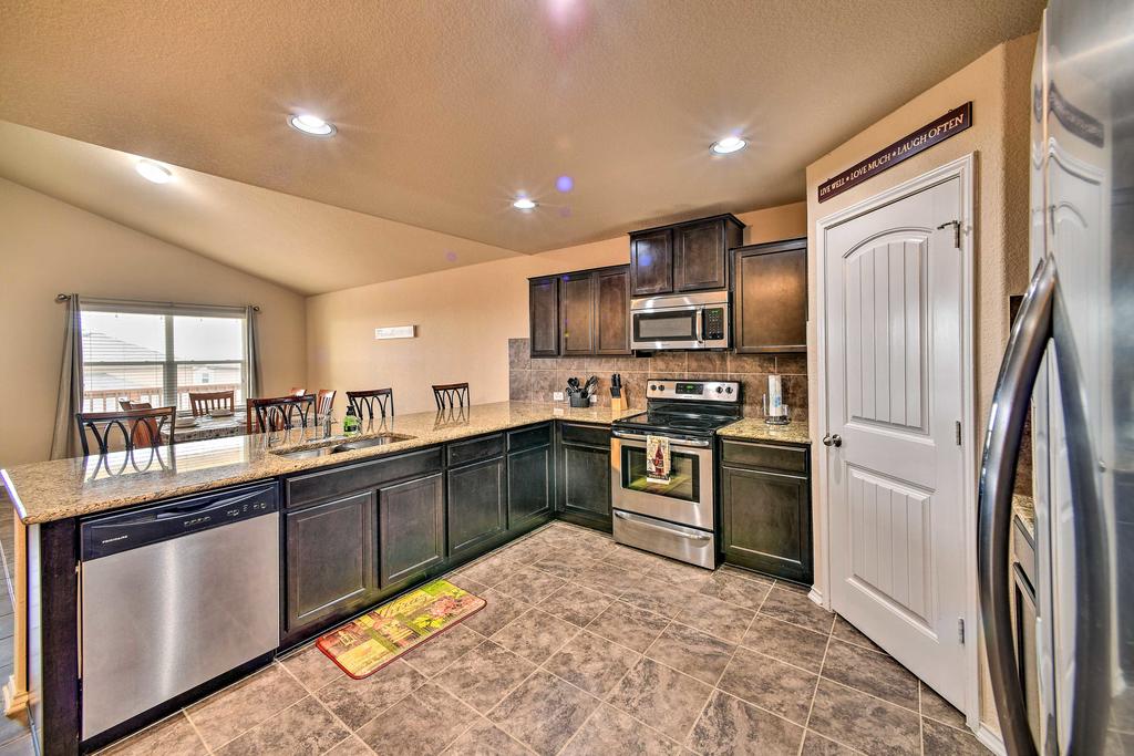 Family Home  5 Mi To Lackland Air Force Base! - thumb 0