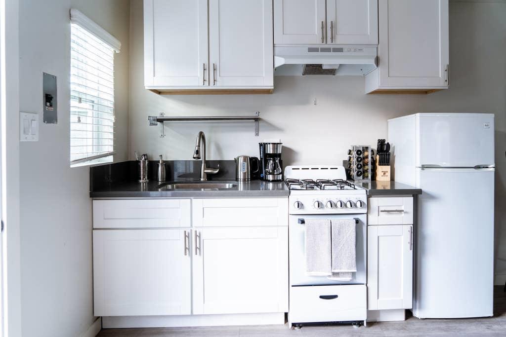 Gorgeous Modern 2BD Beach Bungalow! - thumb 1